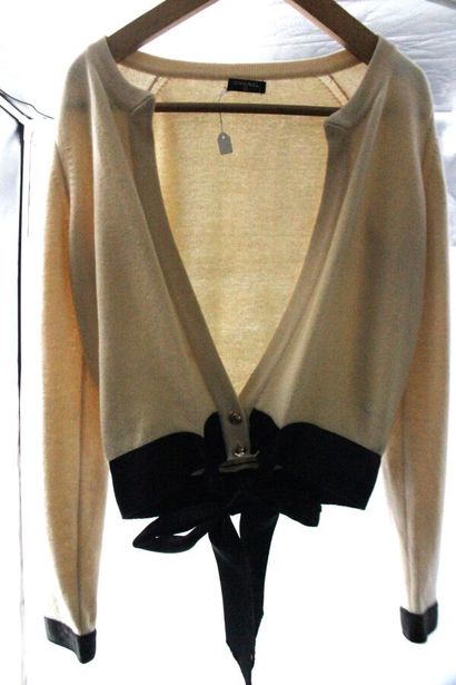 CHANEL- Gilet de soirée en cachemire, ceinture...