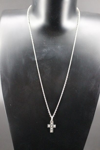 Pendentif en or blanc stylisant une croix...