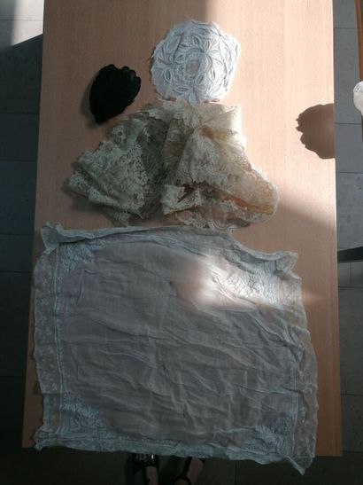 Bonnet de dentelle, robe de coton brodé,...