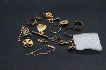 Petit lot de bijoux en or jaune comprenant...