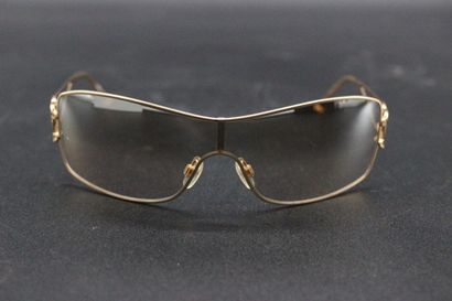 CHANEL- Paire de lunettes de soleil, etui...