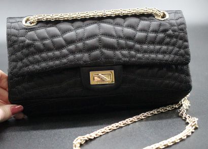 CHANEL- Sac de soirée 2.55 en satin noir...