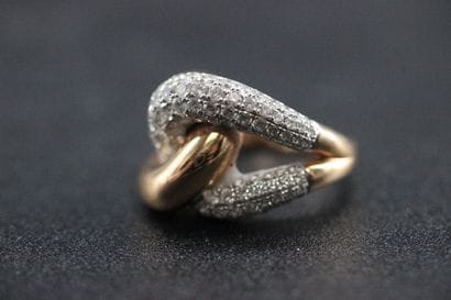 Bague à entrelacs en or jaune et diamants....