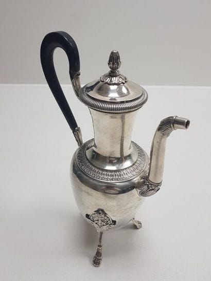 Grande Cafetière tripode en argent massif...