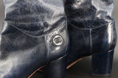 CHANEL- Paire de bottes en cuir bleu. Taille...