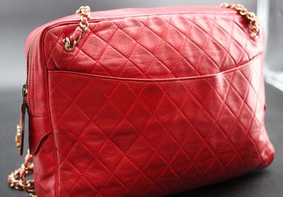 CHANEL- Sac porté épaule en cuir agneau matelassé...
