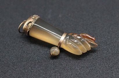 Hard stone arm, gold and pearls. PB : 4,7...