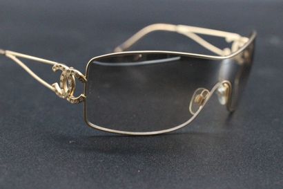 CHANEL- Paire de lunettes de soleil, etui...
