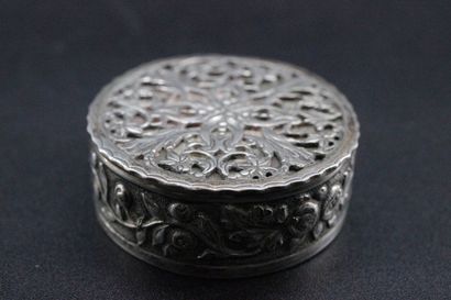 Boîte en argent à décor feuillagé, poinçon...