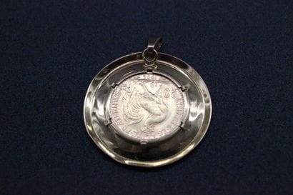Médaille en or jaune agrémentée d'une pièce...