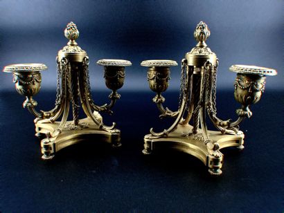 Paire de bougeoirs en bronze à 2 bras de...