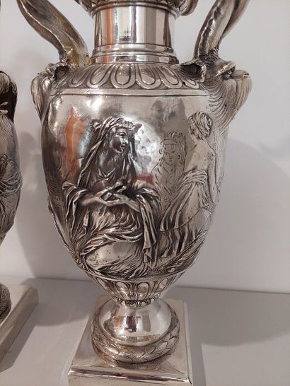 Paire de vases en bronze argenté à décor...