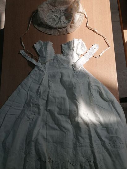 Bonnet de dentelle, robe de coton brodé,...