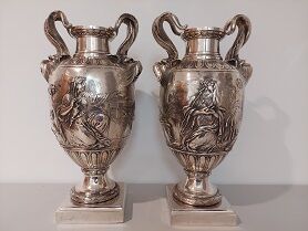 Paire de vases en bronze argenté à décor...