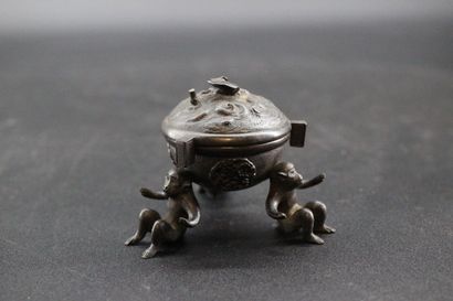 Brûle parfum en bronze à patine médaille...