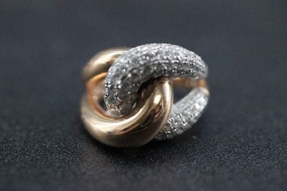 Bague à entrelacs en or jaune et diamants....