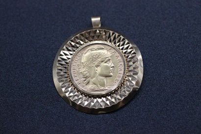 Médaille en or jaune agrémentée d'une pièce...