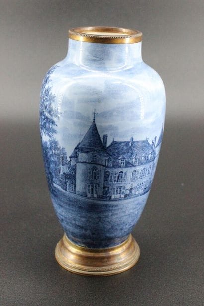J. SIMONET à Paris, vase en porcelaine à...