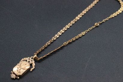 Collier en or jaune avec médaillon porte...