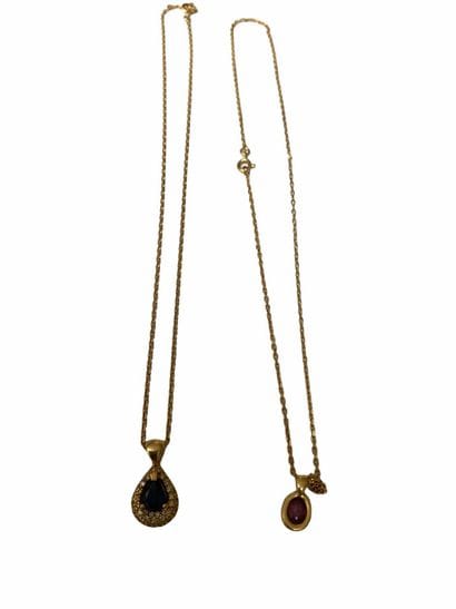 2 chaînes et pendentifs en or jaune ornés...