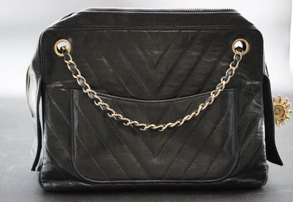 CHANEL- Sac porté épaule en cuir noir matelassé...