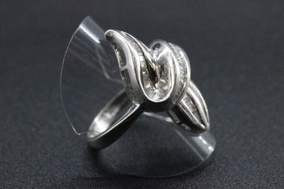 Bague en or blanc moderniste ornée de diamants...