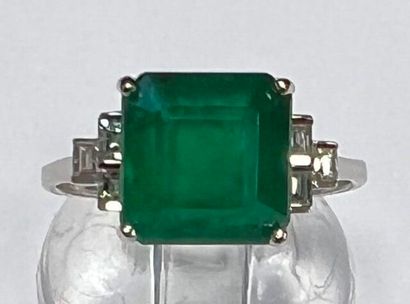Bague en or blanc 750°/.(18K) 2g95 ornée...