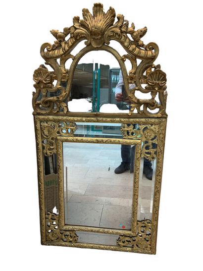 Miroir à pareclose en bois et stuc doré à...