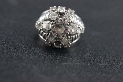 Bague en or blanc ornée d'un diamant central...