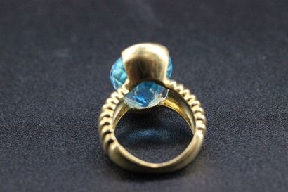 Bague en or jaune ornée d'une importante...