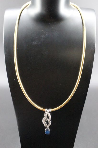 Collier en or jaune orné d'un saphir de 1,60...