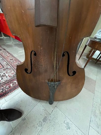 Contrebasse. H 190 cm ( accidents) 