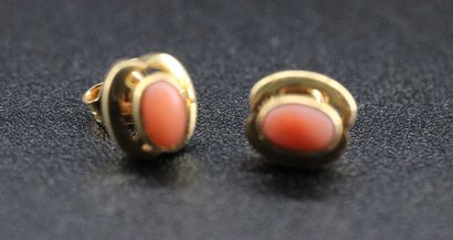 Paire de boutons d'oreilles en or jaune sertis...