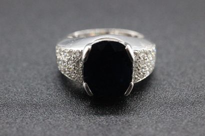 Bague en or blanc agrémentée d'un saphir...