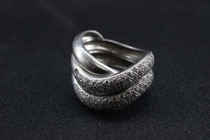 Bague en or blanc pavée de diamants. PB:...