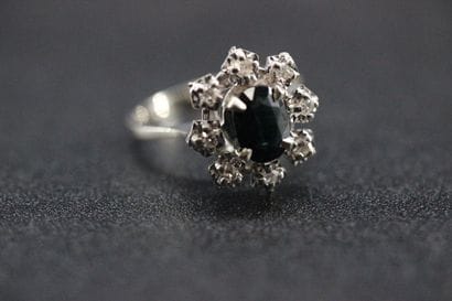 Bague marquise en or jaune ornée d'un saphir...