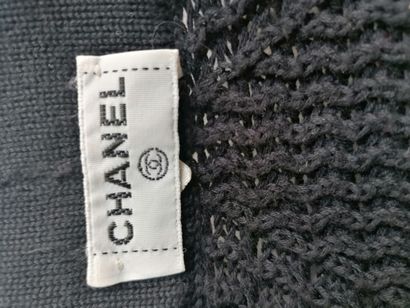 CHANEL- Gilet noir en coton à grosses mailles,...
