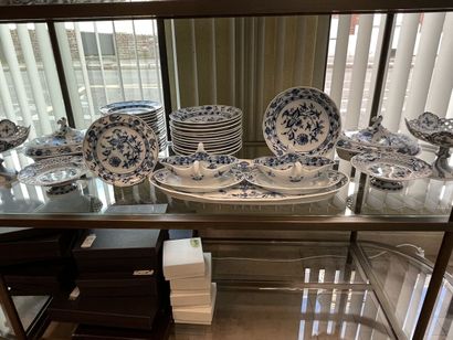 MEISSEN- Porcelain dinner service with blue...