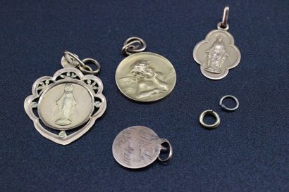 4 yellow gold medals and chains. 8 grs