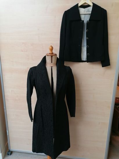 Ensemble d'une veste longue en tissu noir...