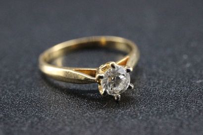 Bague solitaire en or jaune ornée d'un diamant...