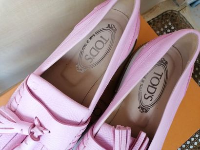 TODS- Paire de chaussures à glands roses,...
