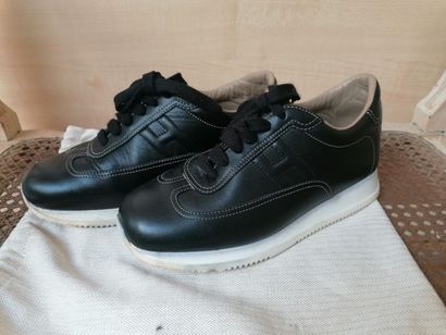 HERMES- Paire de baskets en cuir noir taille...