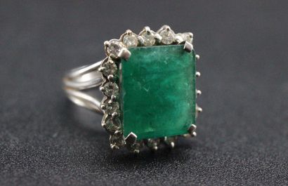 Bague marquise en or blanc ornée d'une pierre...