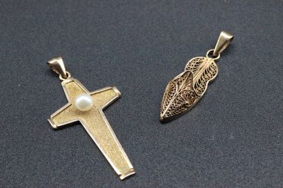 2 pendentifs en or jaune, l'un formant une...
