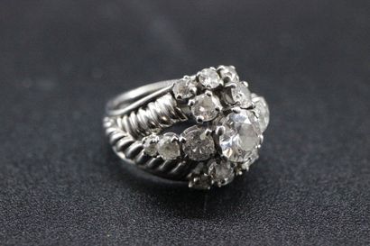 Bague en or blanc ornée d'un diamant central...