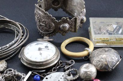 Lot de bijoux fantaisie cpt montre de gousset...