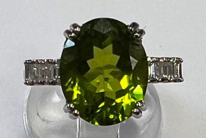 Bague en or blanc 750°/.(18K) 5g05 ornée...