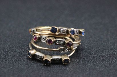 Bague en or jaune ornée de pierres bleues...
