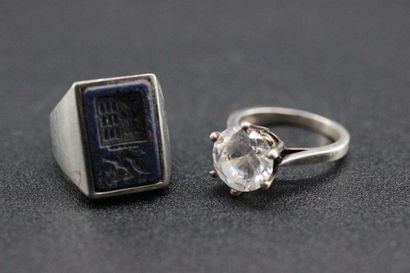 Ensemble d'une chevalière en argent ornée...